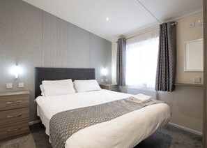 4 bedrooms - Deluxe Lodge, parking, ensuite, decking & hot tub (Shanklin)