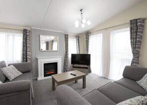 TV - Deluxe Lodge, parking, ensuite, decking & hot tub (Shanklin)
