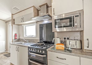 Fridge, oven, stovetop, toaster - Gold Accessible with parking (Shanklin)