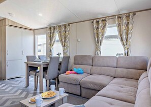 Unclassified image, 5 of 16, button - Silver Premium 3 Caravan, Sleeps 8. With decking (Bowness-on-Windermere)
