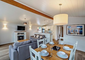 TV - Deluxe 2 Lodge, slps 4, parking, ensuite & decking (Bowness-on-Windermere)