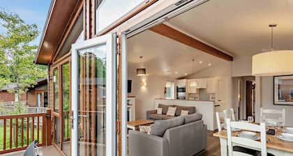 Deluxe 2 Lodge, slps 4, parking, ensuite & decking