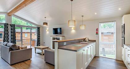 Deluxe 2 Lodge, slps 4, parking, ensuite & decking