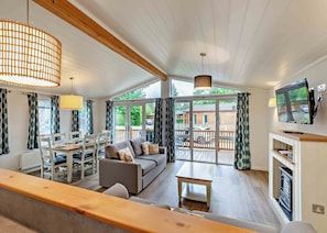 TV - Deluxe 2 Lodge, slps 4, parking, ensuite & decking (Bowness-on-Windermere)