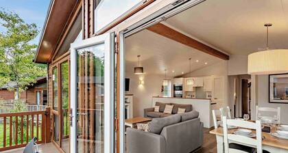Deluxe 2 Lodge, slps 4, parking, ensuite & decking