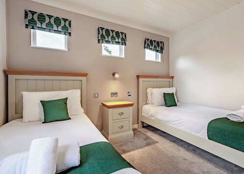 Deluxe 2 Lodge, slps 4, parking, ensuite & decking