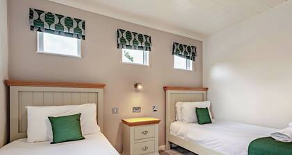 Deluxe 2 Lodge, slps 4, parking, ensuite & decking