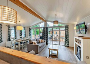 Living area - Deluxe 2 Lodge, slps 4, parking, ensuite & decking (Bowness-on-Windermere)