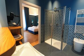 Doppia Deluxe, vista giardino | Bagno | Doccia, soffione a pioggia, set di cortesia gratuito, asciugacapelli