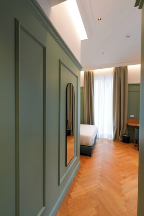 Habitación estándar doble, vistas al jardín | Ropa de cama hipoalergénica, edredones de plumas, minibar y caja fuerte