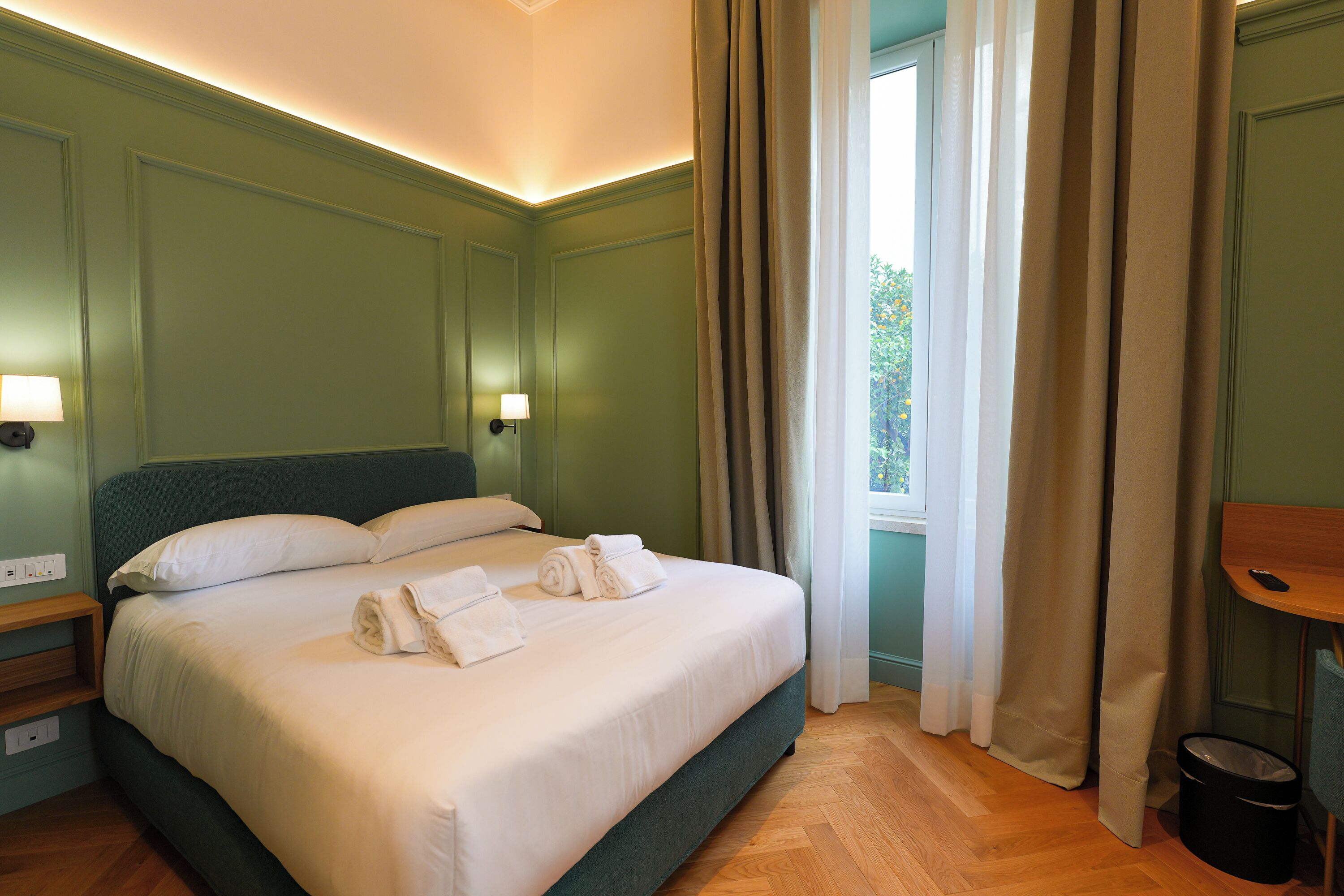 Doppia Standard, vista giardino | Biancheria da letto ipoallergenica, copriletto in piuma, minibar