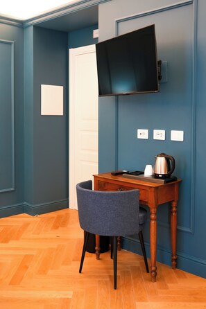 Deluxe Double Room, Garden View | Peralatan tempat tidur hipoalergenik, gebar bulu kapas, bar mini 