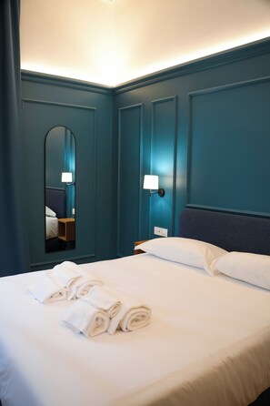 Habitación Deluxe doble, vistas al jardín | Ropa de cama hipoalergénica, edredones de plumas, minibar y caja fuerte