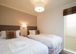 3 bedrooms - Deluxe 3 Lodge Slps 6 parking, ensuite & decking (Bowness-on-Windermere)