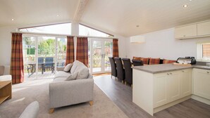 Unclassified image, 4 of 6, button - Deluxe 3 Lodge Slps 6 parking, ensuite & decking (Bowness-on-Windermere)