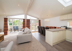 Living area - Deluxe 3 Lodge Slps 6 parking, ensuite & decking (Bowness-on-Windermere)