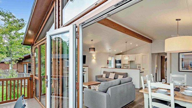 TV - Deluxe Lodge with ensuite & decking (Bowness-on-Windermere)
