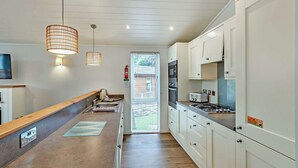 Fridge, oven, stovetop, toaster - Deluxe Lodge with ensuite & decking (Bowness-on-Windermere)