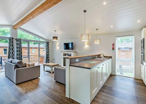 TV - Deluxe Lodge with ensuite & decking (Bowness-on-Windermere)