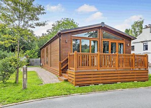 Exterior - Deluxe Lodge with ensuite & decking (Bowness-on-Windermere)