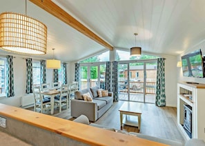 TV - Deluxe Lodge with ensuite & decking (Bowness-on-Windermere)