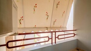 A balcony with a metal railing and a patterned wall. - Hotel Venera (Sarande)