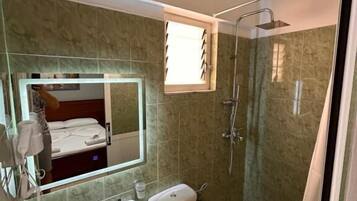 Doppelzimmer, Balkon | Badezimmer