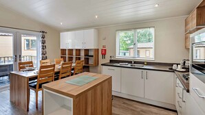 Fridge, oven, stovetop, toaster - Deluxe 3 Lodge, slps 8, parking, ensuite & decking (Bowness-on-Windermere)
