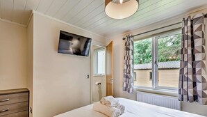 3 bedrooms - Deluxe 3 Lodge, slps 8, parking, ensuite & decking (Bowness-on-Windermere)