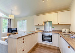 Fridge, oven, stovetop, toaster - Superior 2 Lodge, slps 4, parking, ensuite & deck (Bowness-on-Windermere)