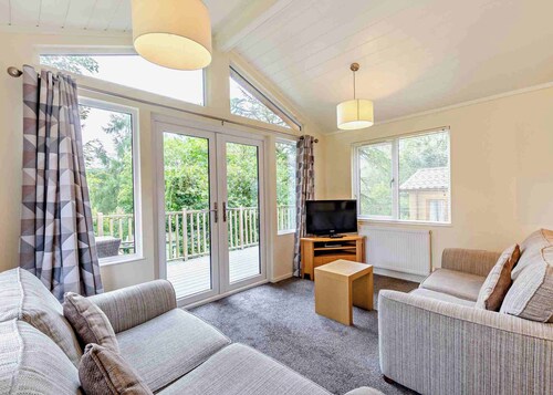 Superior Lodge, parking, ensuite, decking & LV