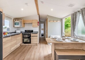 Private kitchen - Silver 3, Slps 8, parking, decking (Porthcawl)