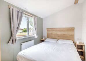 Room - Silver 3, Slps 8, parking, decking (Porthcawl)