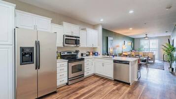 Køleskab, mikrobølgeovn, ovn, kogeplade