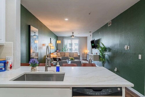 Stylish ASU Condo w Pool, Gym, Balcony, and Parking