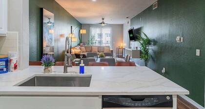 Stylish ASU Condo w Pool, Gym, Balcony, and Parking