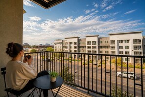Property grounds - Bright ASU Condo w/ Pool, Gym, Balcony & Parking (Tempe)