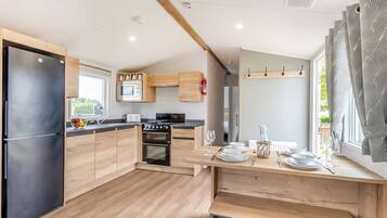 Een koelkast, een oven, een kookplaat, een broodrooster