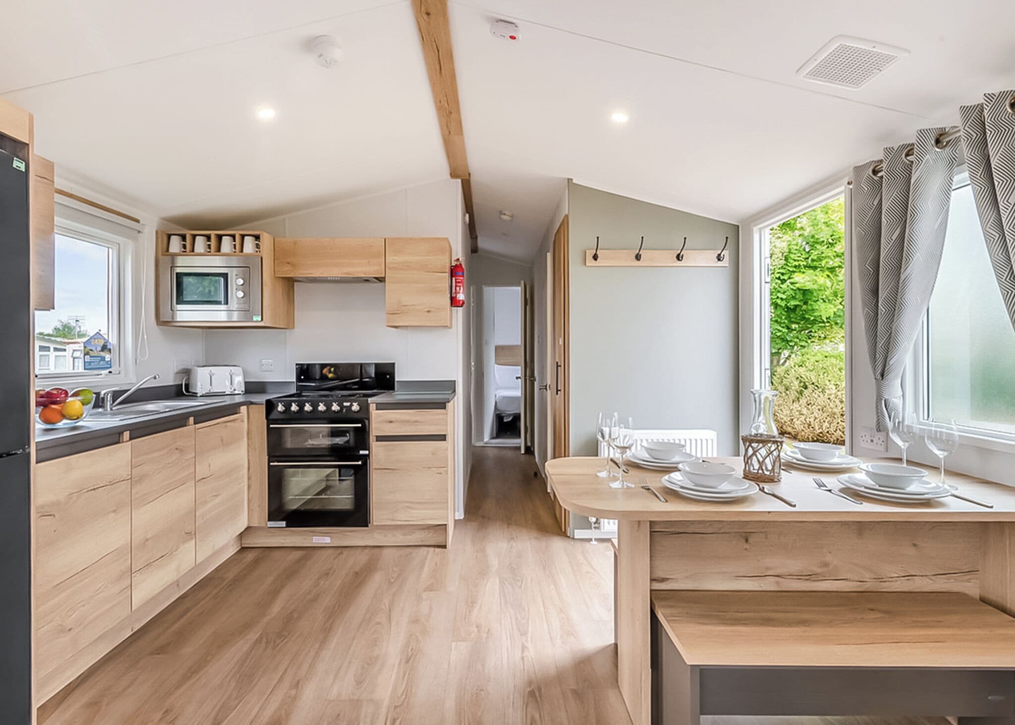 Een koelkast, een oven, een kookplaat, een broodrooster