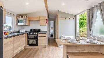 Een koelkast, een oven, een kookplaat, een broodrooster