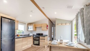 Private kitchen - Silver 3, Slps 8, parking (Porthcawl)