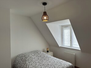 3 bedrooms, desk, iron/ironing board, free WiFi - Charming retro townhouse (Brest)