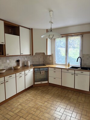 Réfrigérateur, four, plaque de cuisson, blender