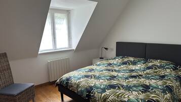 4 bedrooms, desk, iron/ironing board, free WiFi