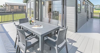 Deluxe 3, Slps 6, parking, ensuite, decking