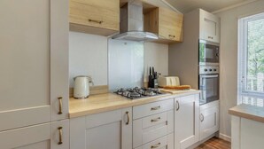 Réfrigérateur, un four, surface de cuisson, chaise haute