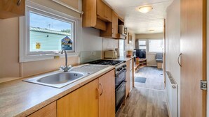 Fridge, oven, stovetop, toaster - Bronze 3 Bedroom Caravan, Sleeps 6 (Clacton-on-Sea)