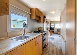 Fridge, oven, stovetop, toaster - Bronze Caravan with parking (Clacton-on-Sea)