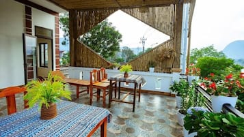 Rom – deluxe, elveutsikt | Utendørsservering