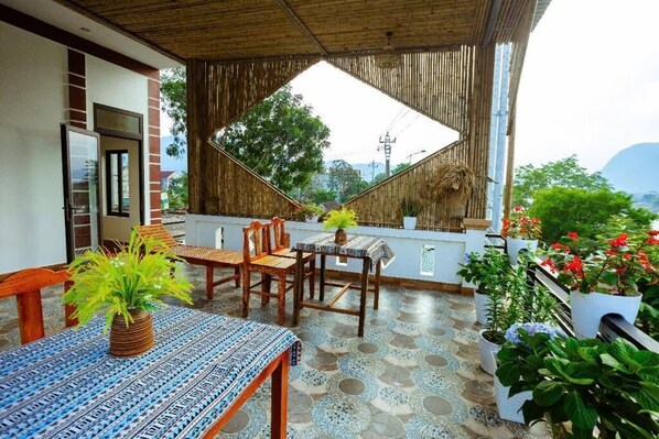 تناول الطعام بالخارج